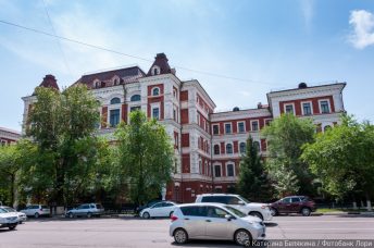 Лето. Здание Благовещенского государственного педагогического университета